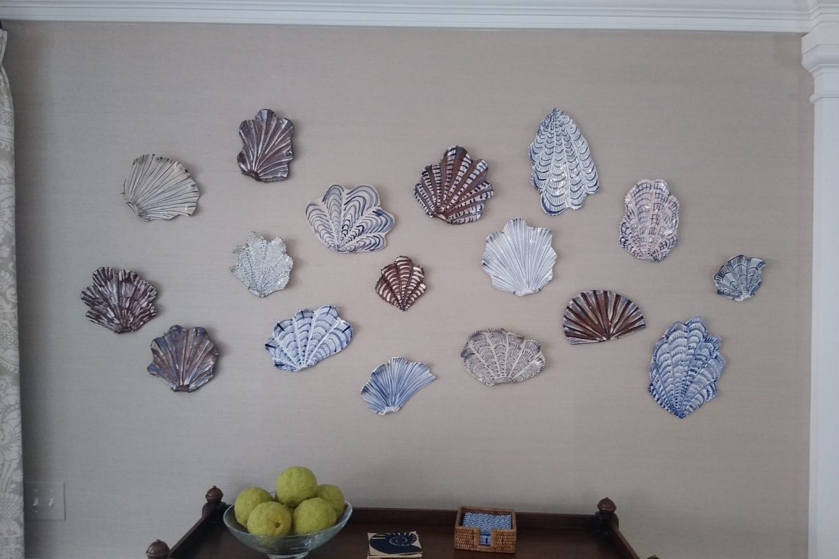 wall of decorative plates